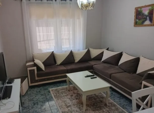 Tirane, jepet me qera apartament 2+1+Ballkon Kati 1, 80 m² 700 € (PAZARI I RI)