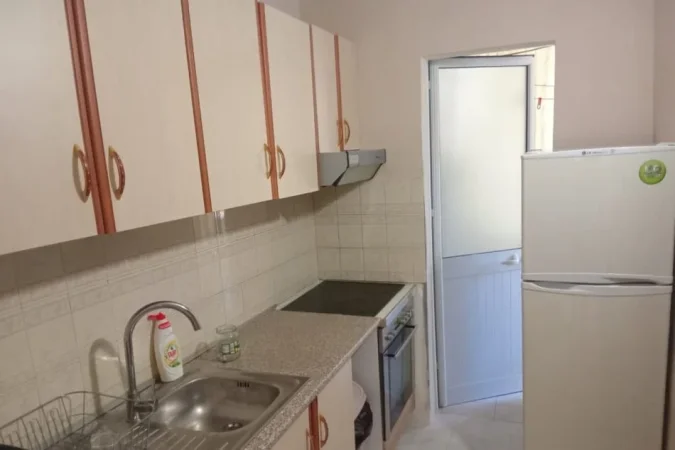 Tirane, jepet me qera apartament 2+1+Ballkon Kati 1, 80 m² 700 € (PAZARI I RI)