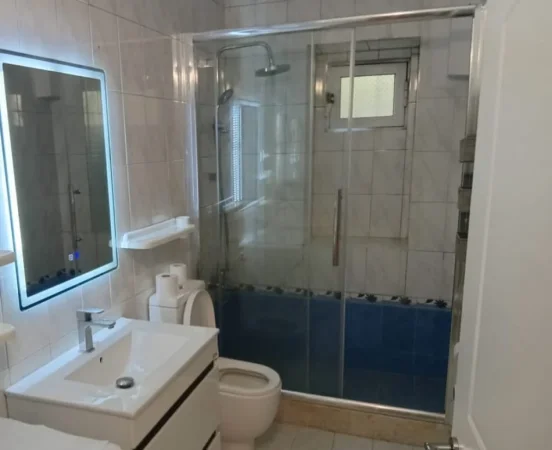 Tirane, jepet me qera apartament 2+1+Ballkon Kati 1, 80 m² 700 € (PAZARI I RI)
