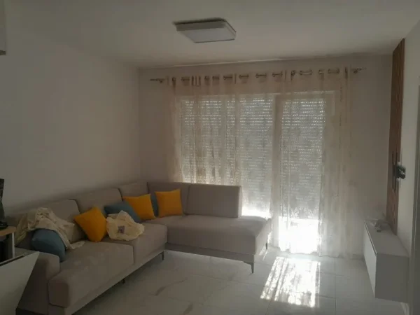 Tirane, jepet me qera apartament 2+1 Kati 4, 85 m² 500 € (univers city)