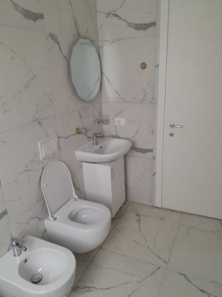Tirane, jepet me qera apartament 2+1 Kati 4, 85 m² 500 € (univers city)