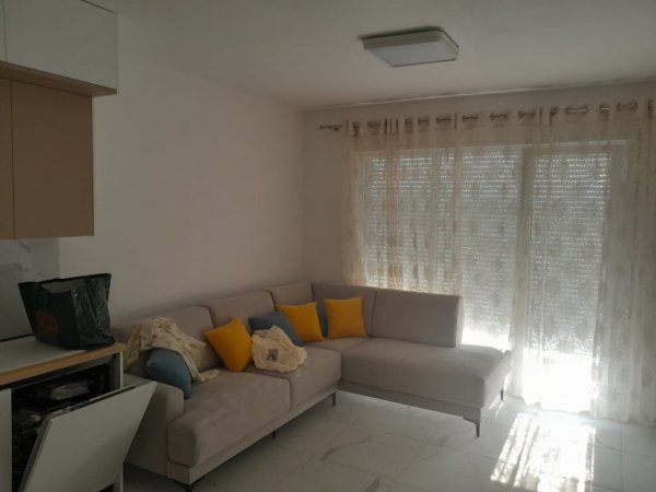 Tirane, jepet me qera apartament 2+1 Kati 4, 85 m² 500 € (univers city)