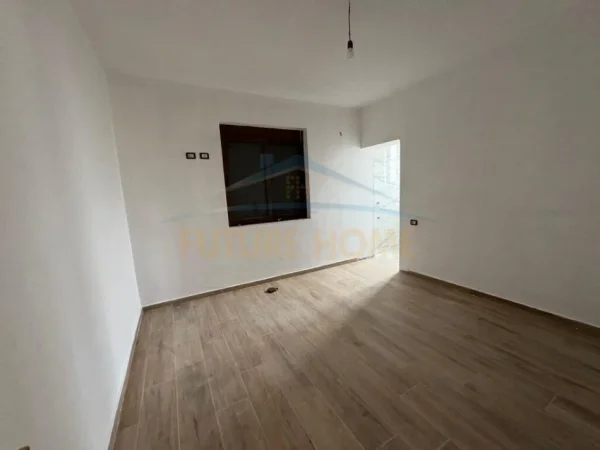 Durres, shitet shtepi 4+1+Aneks+Ballkon Kati 2, 150.000 € 