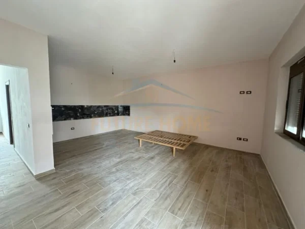 Durres, shitet shtepi 4+1+Aneks+Ballkon Kati 2, 150.000 € 