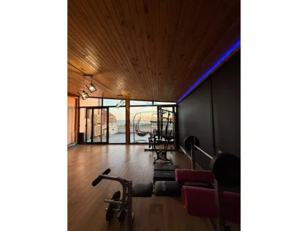 Tirane, shitet Penthouse 2+1+2+Ballkon Kati 5, 260 m² 300.000 € (Fesku, Qesarak)