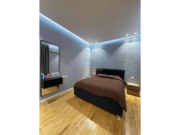 Tirane, shitet Penthouse 2+1+2+Ballkon Kati 5, 260 m² 300.000 € (Fesku, Qesarak)