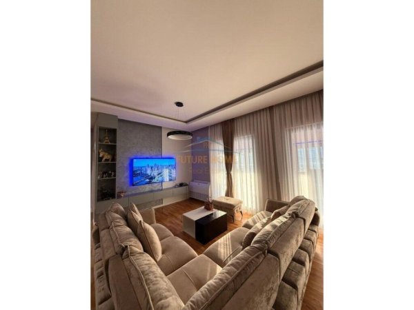 Tirane, shitet Penthouse 2+1+2+Ballkon Kati 5, 260 m² 300.000 € (Fesku, Qesarak)