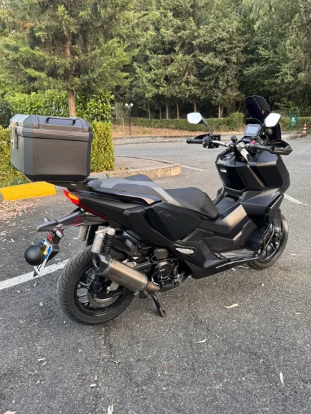 Tirane, shes motor Honda , e zeze 13.000 km 7.200 €