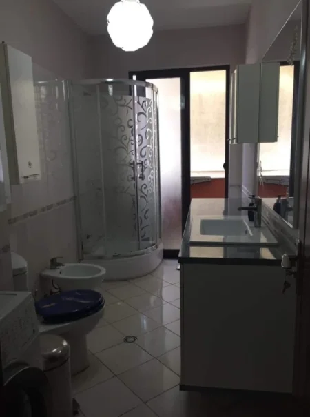Tirane, jepet me qera apartament 1+1+2 Tualete + Ballkon Kati 3, 400 € (Astir, 2 Palmat)