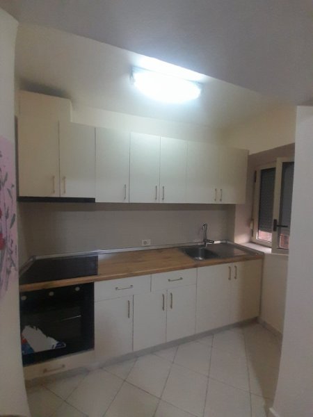 Tirane, jepet me qera apartament 1+1 Kati 3, 65 m² 400 € (Pas Ambasadës Amerikane)