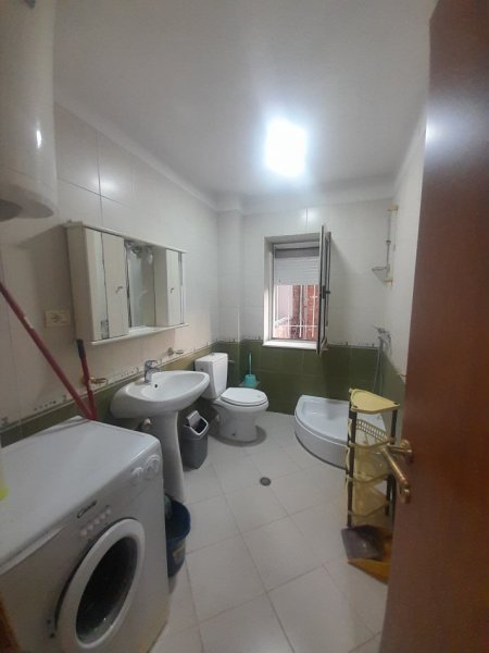 Tirane, jepet me qera apartament 1+1 Kati 3, 65 m² 400 € (Pas Ambasadës Amerikane)