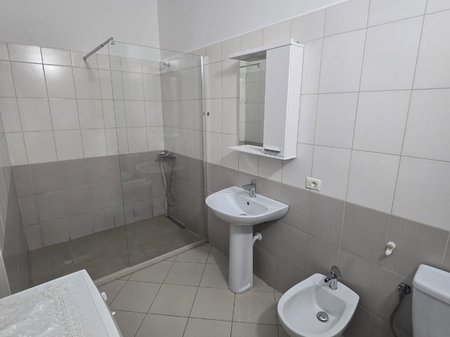 Tirane, jepet me qera apartament 1+1+Ballkon Kati 3, 70 m² 500 € (Kodra e Diellit)