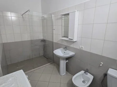 Tirane, jepet me qera apartament 1+1+Ballkon Kati 3, 70 m² 500 € (Kodra e Diellit)
