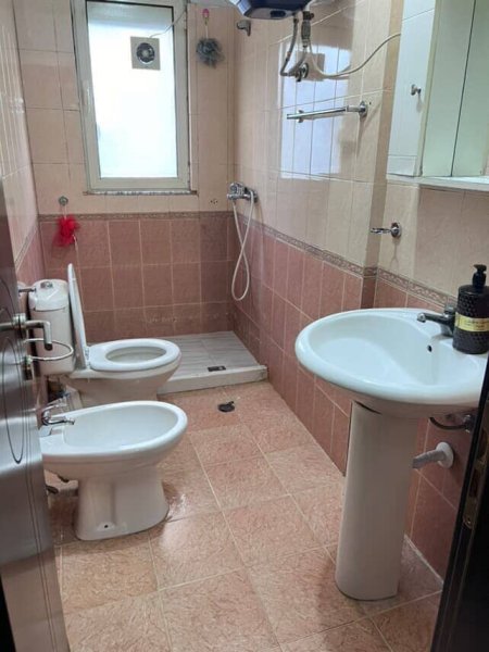 Tirane, ndarje qeraje apartament 2+1+Ballkon Kati 2, 85 m² 500 € (Rruga isuf elezi)