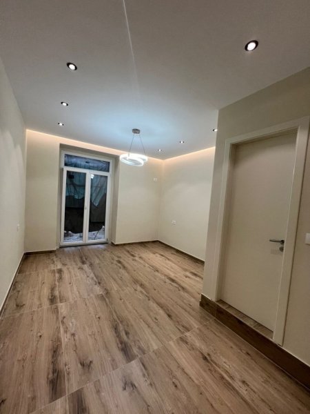 Tirane, jepet me qera ambjent biznesi Kati 1, 30 m² 650 € (Drejtoria e Policise)