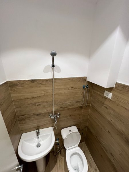 Tirane, jepet me qera ambjent biznesi Kati 1, 30 m² 650 € (Drejtoria e Policise)