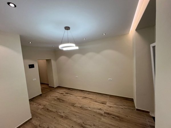 Tirane, jepet me qera ambjent biznesi Kati 1, 30 m² 650 € (Drejtoria e Policise)