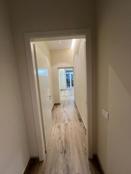 Tirane, jepet me qera ambjent biznesi Kati 1, 30 m² 650 € (Drejtoria e Policise)