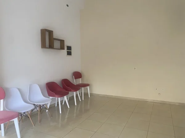 Tirane, jap me qera dyqan Kati 1, 40 m² 300 € (Astit pas estetik lindes)