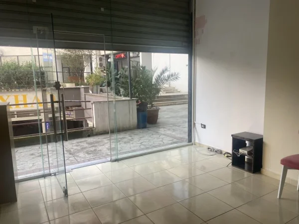 Tirane, jap me qera dyqan Kati 1, 40 m² 300 € (Astit pas estetik lindes)