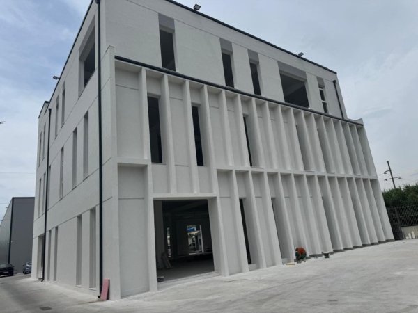 Tirane, jepet me qera magazine Kati 3, 1.500 m² 5.250 € (Prush)