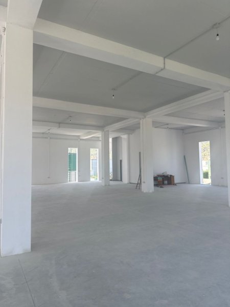 Tirane, jepet me qera magazine Kati 3, 1.500 m² 5.250 € (Prush)
