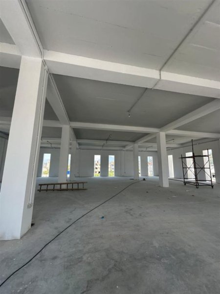 Tirane, jepet me qera magazine Kati 3, 1.500 m² 5.250 € (Prush)