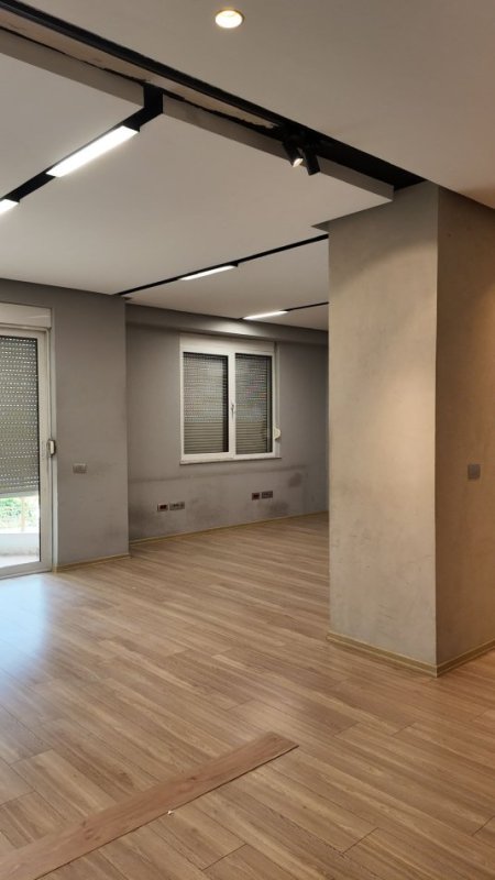 Tirane, jepet me qera zyre Kati 2, 106 m² 1.000 € (Blloku, Rruga Brigada VIII)