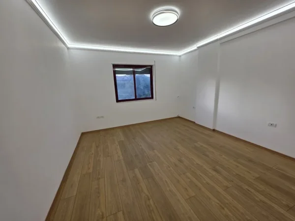 Tirane, shitet apartament 2+1+Ballkon Kati 2, 115 m² 230.000 € (Rruga Tafaj Selvia)