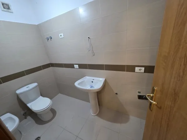 Tirane, shitet apartament 2+1+Ballkon Kati 2, 115 m² 230.000 € (Rruga Tafaj Selvia)