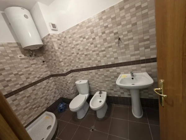 Tirane, shitet apartament 2+1+Ballkon Kati 2, 115 m² 230.000 € (Rruga Tafaj Selvia)