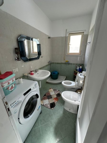 Durres, jepet me qera apartament 2+1+Ballkon Kati 4, 57 m² 50 € (Rruga Kristal Golem)