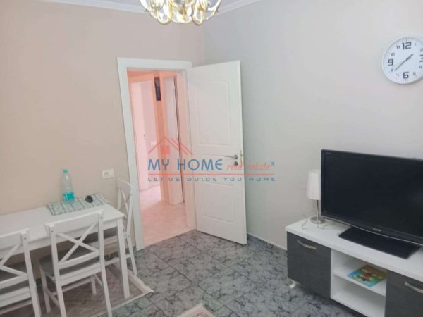 Tirane, jepet me qera apartament 2+1+Ballkon Kati 1, 80 m² 700 € (Pazari i Ri)