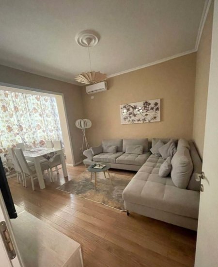 Tirane, jepet me qera apartament 1+1+Aneks+Ballkon Kati 3, 50 m² 550 €