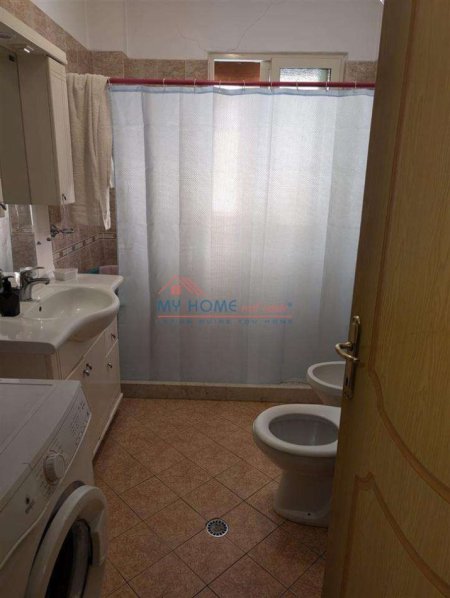 Tirane, jepet me qera apartament 1+1+Ballkon Kati 3, 70 m² 540 € (Rruga e Kavajes)