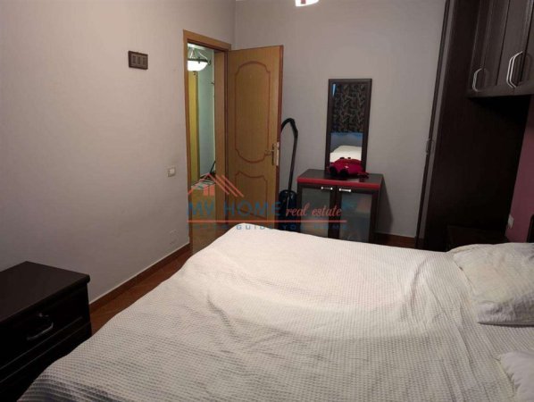 Tirane, jepet me qera apartament 1+1+Ballkon Kati 3, 70 m² 540 € (Rruga e Kavajes)