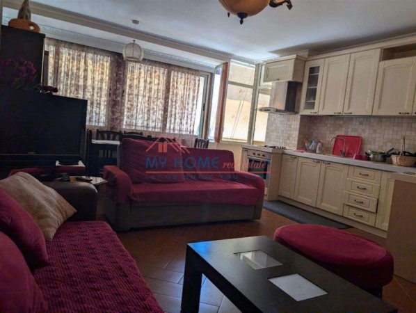 Tirane, jepet me qera apartament 1+1+Ballkon Kati 3, 70 m² 540 € (Rruga e Kavajes)