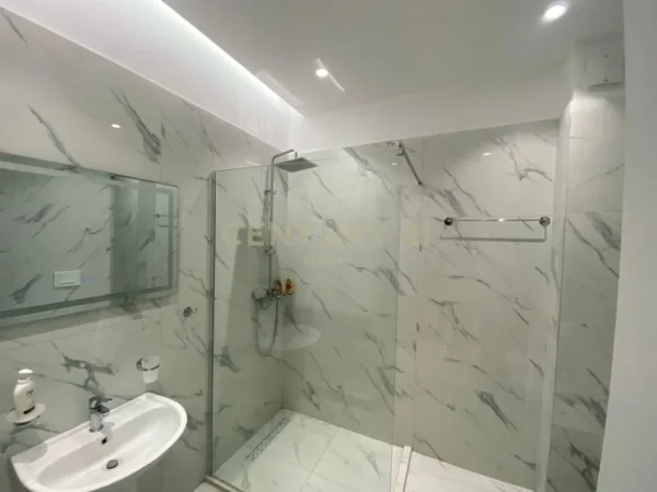 Tirane, jepet me qera apartament 2+1+Aneks+Ballkon Kati 3, 104 m² 550 € (Neom119349)