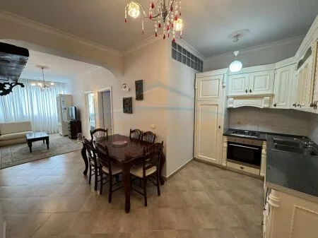 Tirane, jepet me qera apartament 2+1 Kati 2, 100 m² 580 € 