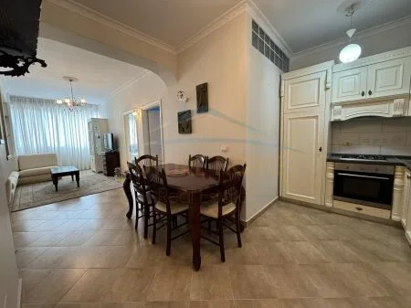 Tirane, jepet me qera apartament 2+1 Kati 2, 100 m² 580 € 