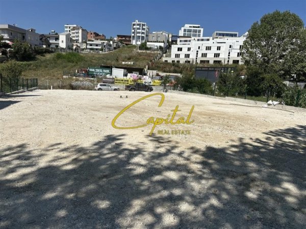 Tirane, jepet me qera toke , 900 m² (SAUK)