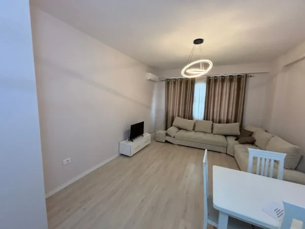 Tirane, jepet me qera apartament 1+1+Aneks+Ballkon Kati 2, 450 € (astir)