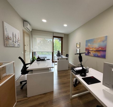 Tirane, jepet me qera zyre Kati 3, 187 m² 2.500 €