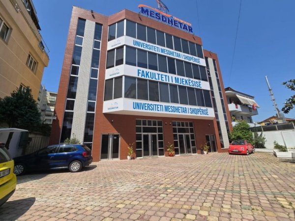 Tirane, jepet me qera ambjent biznesi Kati 5, 600 m² 15.000 €