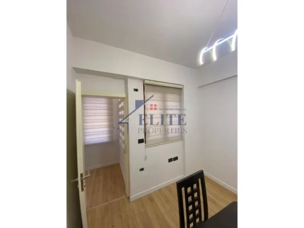 Tirane, jepet me qera zyre Kati 2, 130 m² 700 € (21 Dhjetori)