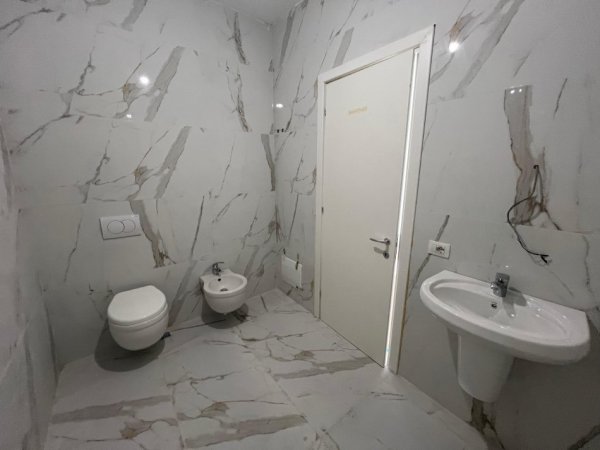 Tirane, shes apartament 2+1 Kati 10, 109 m² 302.000 € (rruga e barrikadave)