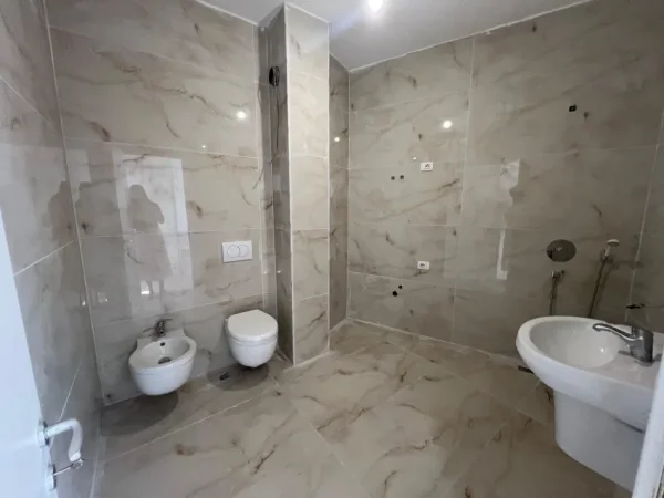 Tirane, shes apartament 2+1 Kati 10, 109 m² 302.000 € (rruga e barrikadave)