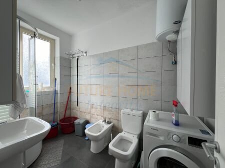 Tirane, jepet me qera apartament 1+1+Ballkon Kati 3, 63 m² 400 € 