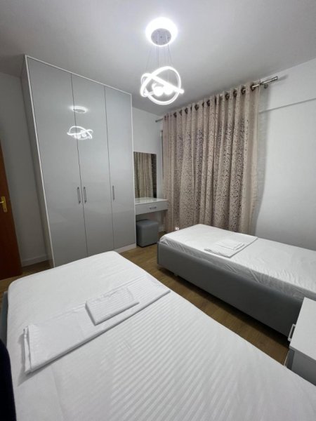 Tirane, jepet me qera apartament 2+1 , 93 m² 800 € 
