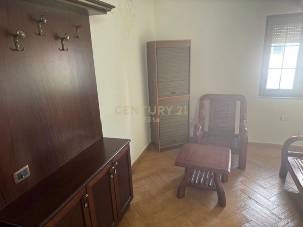 Tirane, jepet me qera apartament duplex 2+1 Kati 4, 146 m² 1.120 € (Edith Durhami)